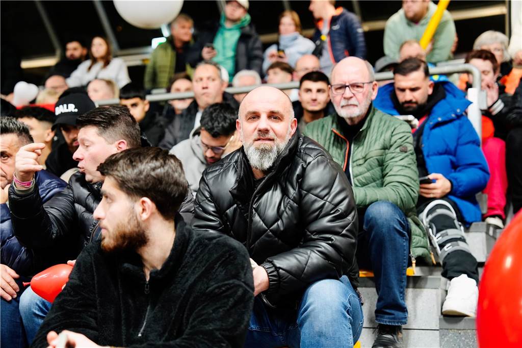Die besten Fan-Fotos vom ersten Endrunden-Tag der Dortmunder Hallenfußball-Stadtmeisterschaft. 