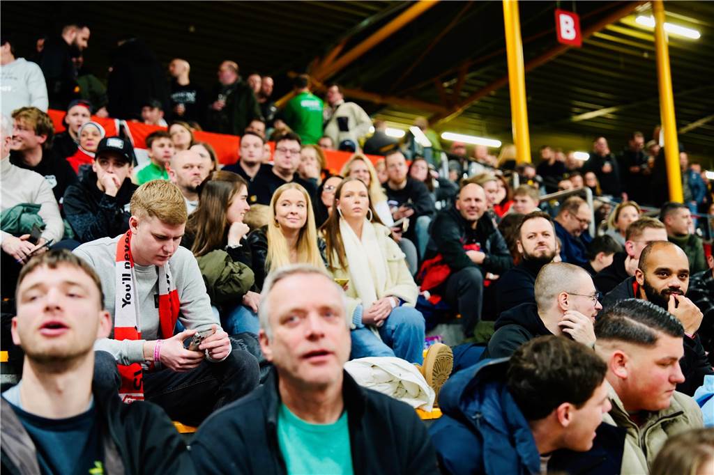Die besten Fan-Fotos vom ersten Endrunden-Tag der Dortmunder Hallenfußball-Stadtmeisterschaft. 