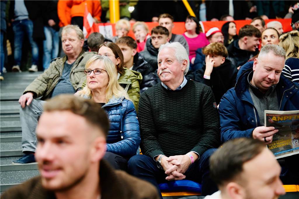 Die besten Fan-Fotos vom ersten Endrunden-Tag der Dortmunder Hallenfußball-Stadtmeisterschaft. 