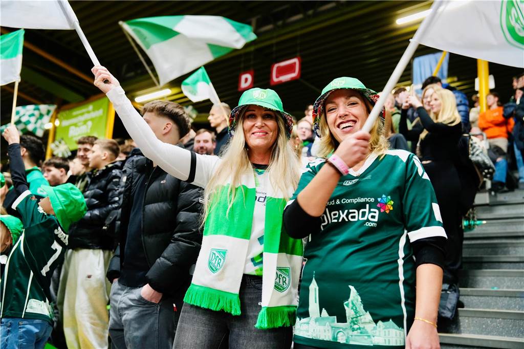 Die besten Fan-Fotos vom ersten Endrunden-Tag der Dortmunder Hallenfußball-Stadtmeisterschaft. 