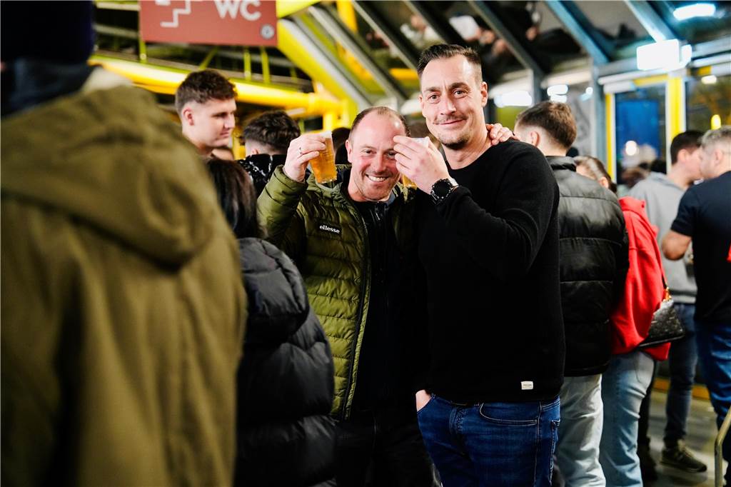 Die besten Fan-Fotos vom ersten Endrunden-Tag der Dortmunder Hallenfußball-Stadtmeisterschaft. 