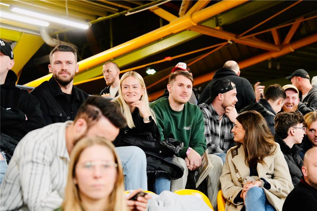 Die besten Fan-Fotos vom ersten Endrunden-Tag der Dortmunder Hallenfußball-Stadtmeisterschaft. 