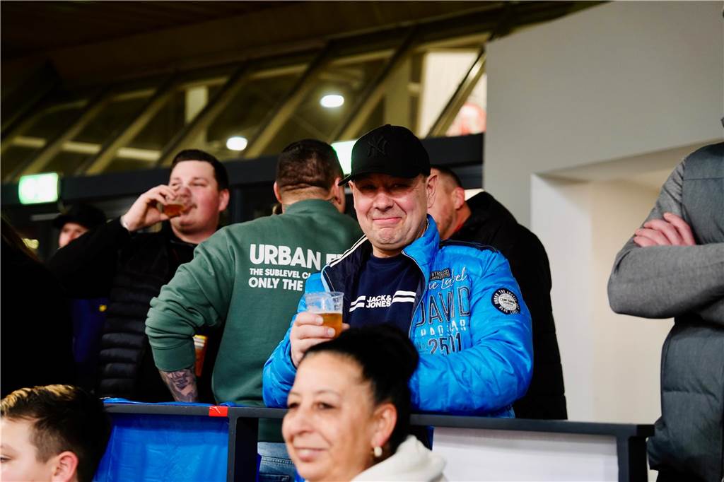 Die besten Fan-Fotos vom ersten Endrunden-Tag der Dortmunder Hallenfußball-Stadtmeisterschaft. 