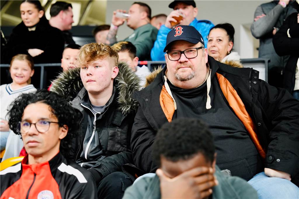 Die besten Fan-Fotos vom ersten Endrunden-Tag der Dortmunder Hallenfußball-Stadtmeisterschaft. 