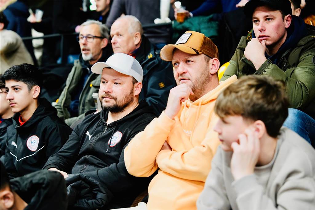 Die besten Fan-Fotos vom ersten Endrunden-Tag der Dortmunder Hallenfußball-Stadtmeisterschaft. 