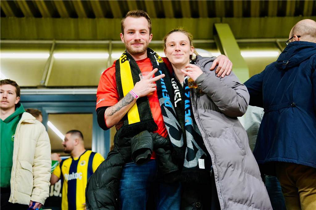 Die besten Fan-Fotos vom ersten Endrunden-Tag der Dortmunder Hallenfußball-Stadtmeisterschaft. 