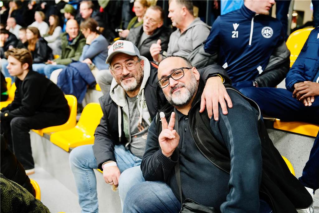 Die besten Fan-Fotos vom ersten Endrunden-Tag der Dortmunder Hallenfußball-Stadtmeisterschaft. 
