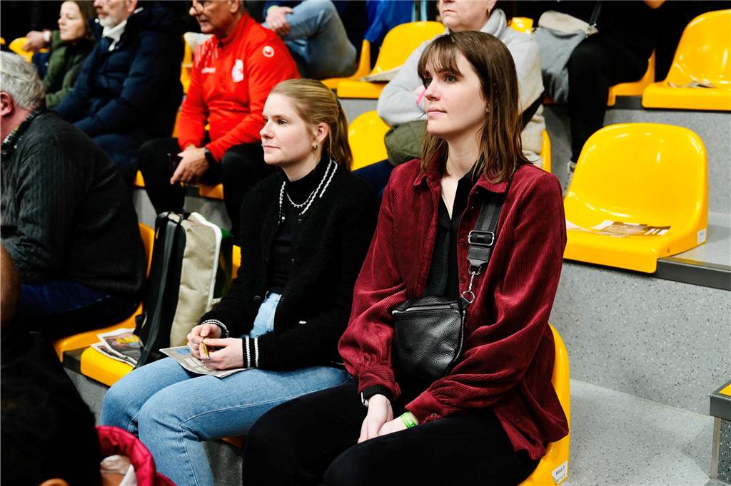 Die besten Fan-Fotos vom ersten Endrunden-Tag der Dortmunder Hallenfußball-Stadtmeisterschaft. 