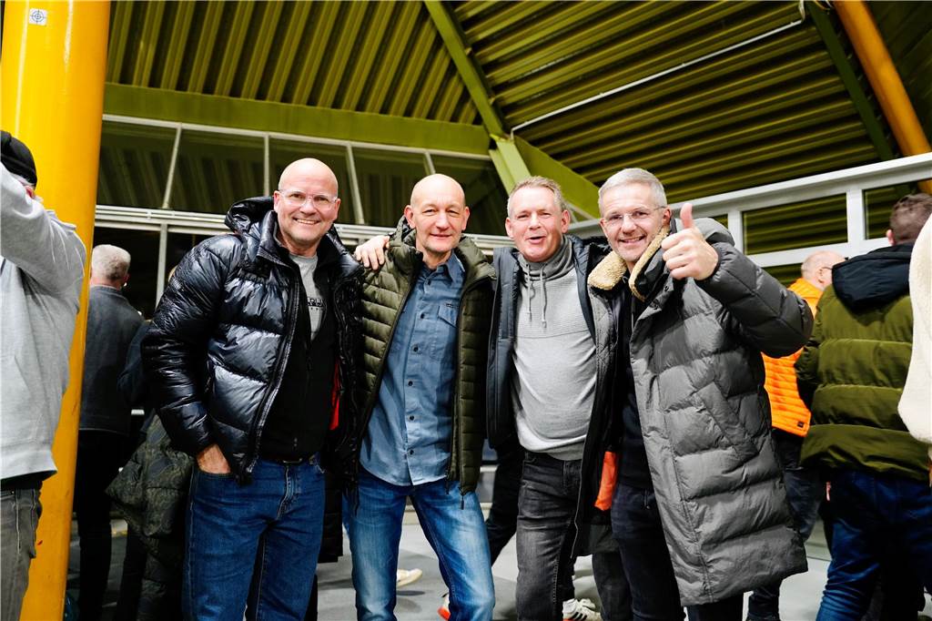 Die besten Fan-Fotos vom ersten Endrunden-Tag der Dortmunder Hallenfußball-Stadtmeisterschaft. 