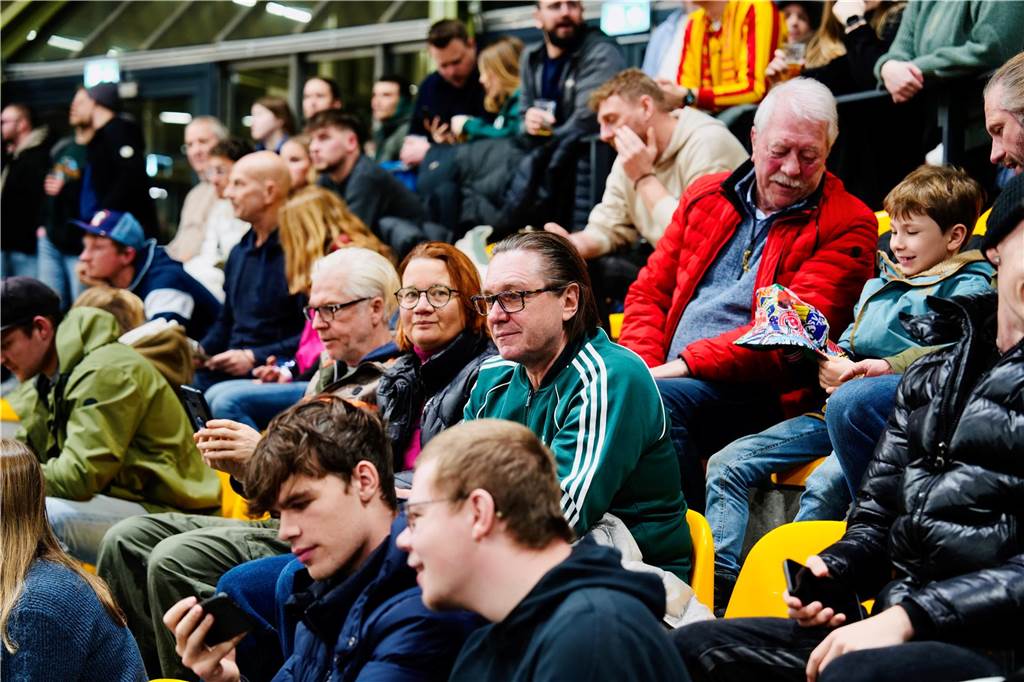 Die besten Fan-Fotos vom ersten Endrunden-Tag der Dortmunder Hallenfußball-Stadtmeisterschaft. 