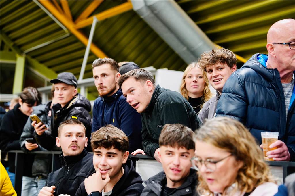 Die besten Fan-Fotos vom ersten Endrunden-Tag der Dortmunder Hallenfußball-Stadtmeisterschaft. 