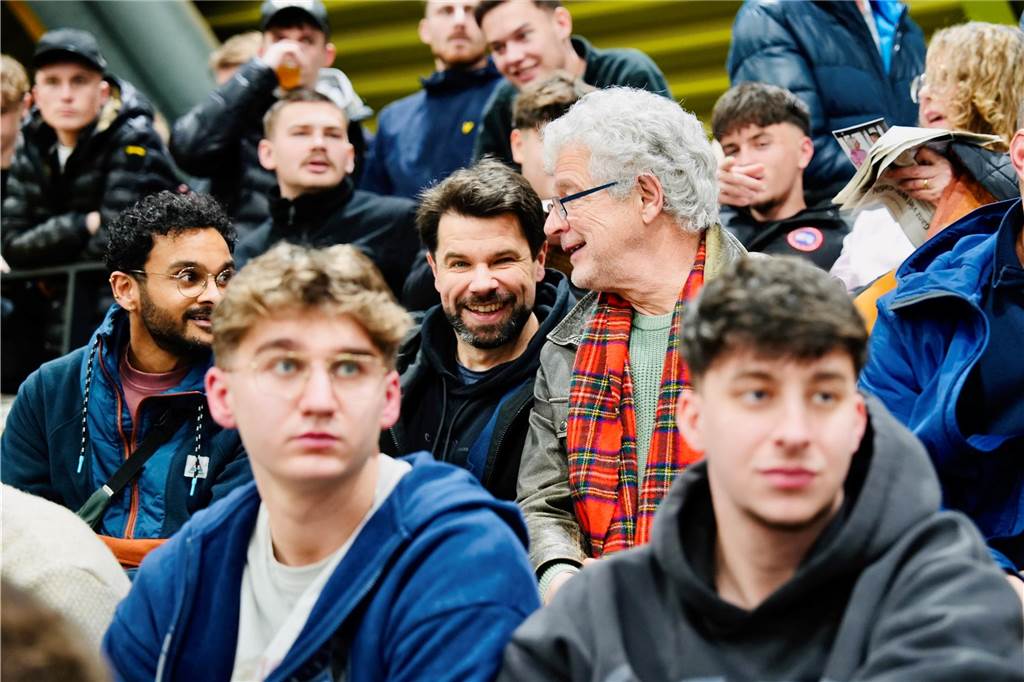 Die besten Fan-Fotos vom ersten Endrunden-Tag der Dortmunder Hallenfußball-Stadtmeisterschaft. 