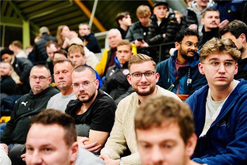 Die besten Fan-Fotos vom ersten Endrunden-Tag der Dortmunder Hallenfußball-Stadtmeisterschaft. 