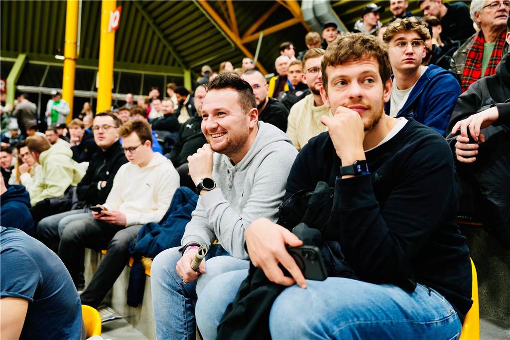 Die besten Fan-Fotos vom ersten Endrunden-Tag der Dortmunder Hallenfußball-Stadtmeisterschaft. 