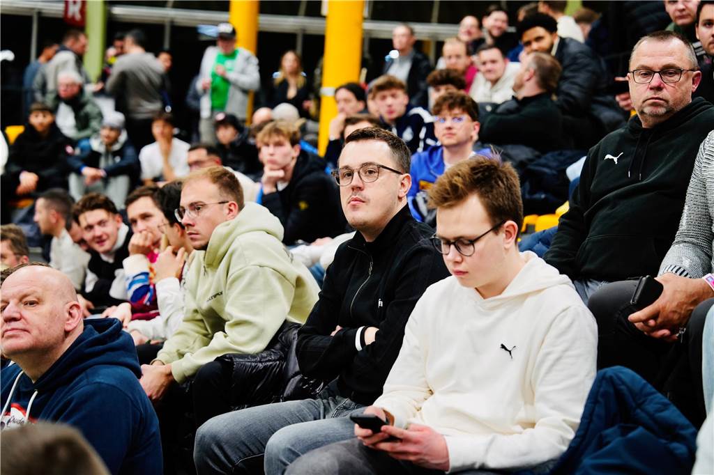 Die besten Fan-Fotos vom ersten Endrunden-Tag der Dortmunder Hallenfußball-Stadtmeisterschaft. 