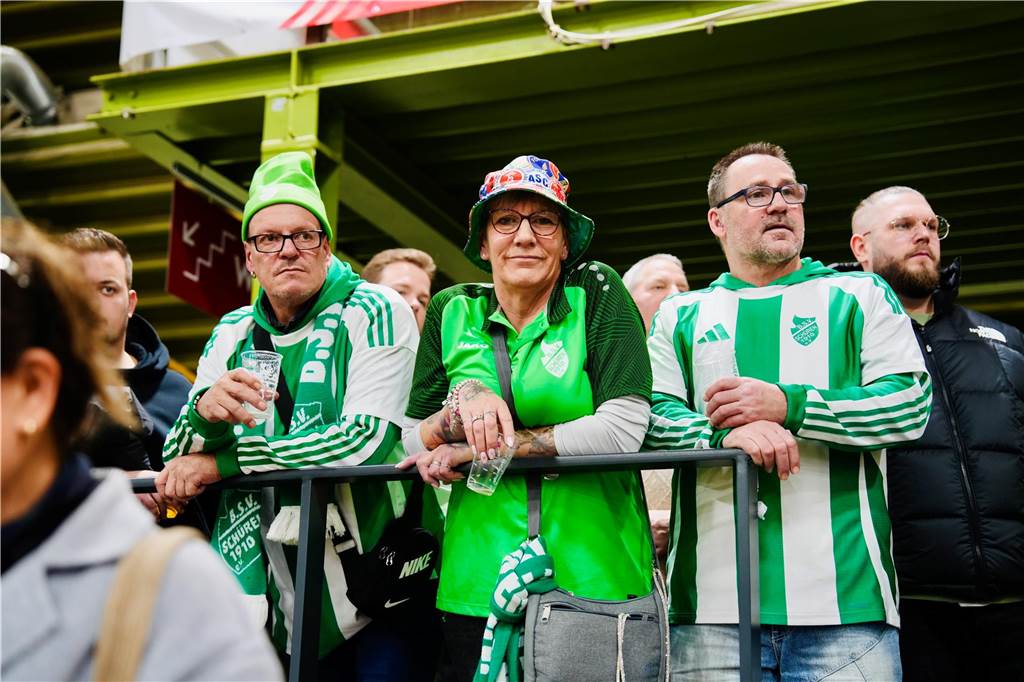 Die besten Fan-Fotos vom ersten Endrunden-Tag der Dortmunder Hallenfußball-Stadtmeisterschaft. 