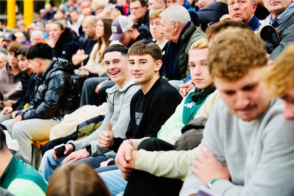 Die besten Fan-Fotos vom ersten Endrunden-Tag der Dortmunder Hallenfußball-Stadtmeisterschaft. 