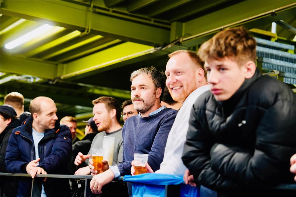 Die besten Fan-Fotos vom ersten Endrunden-Tag der Dortmunder Hallenfußball-Stadtmeisterschaft. 