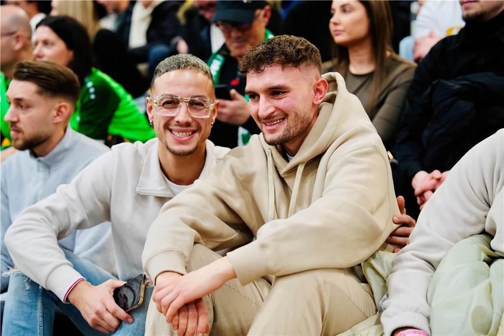 Die besten Fan-Fotos vom ersten Endrunden-Tag der Dortmunder Hallenfußball-Stadtmeisterschaft. 