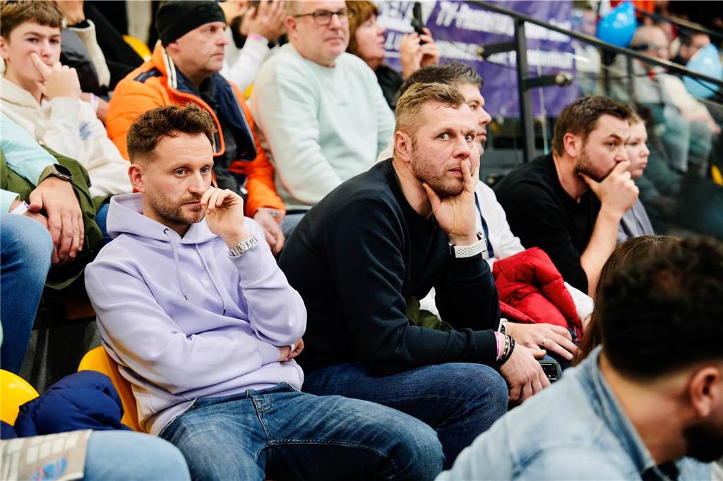 Die besten Fan-Fotos vom ersten Endrunden-Tag der Dortmunder Hallenfußball-Stadtmeisterschaft. 