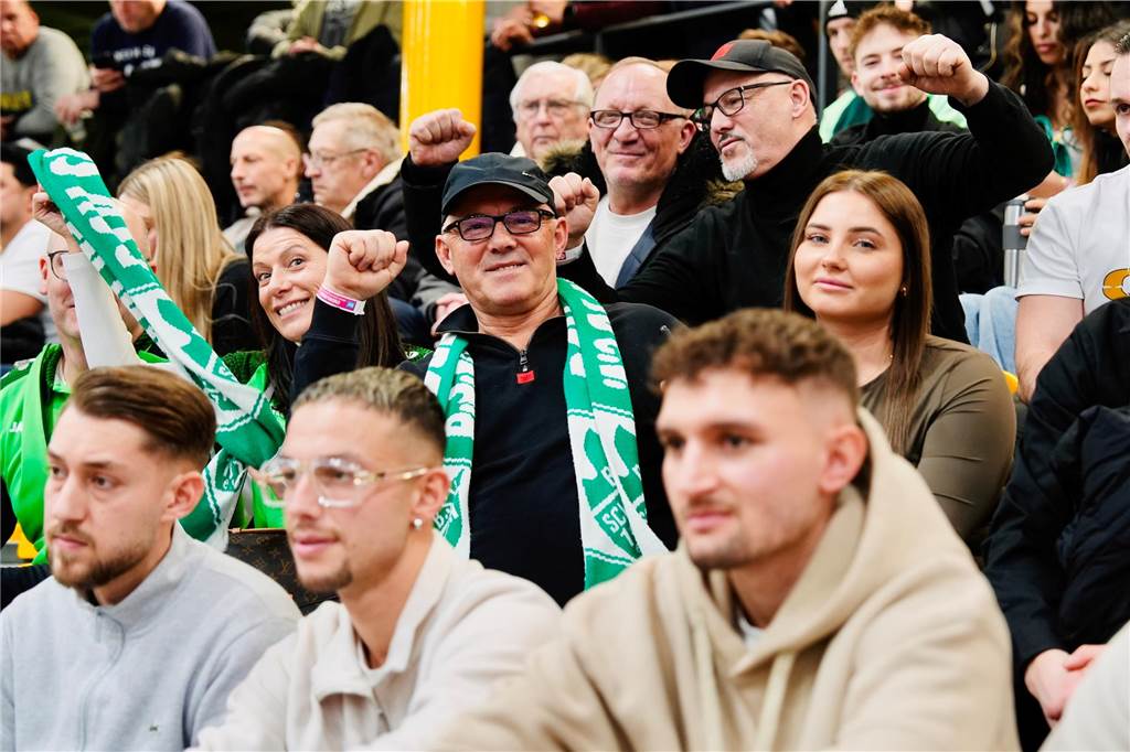Die besten Fan-Fotos vom ersten Endrunden-Tag der Dortmunder Hallenfußball-Stadtmeisterschaft. 