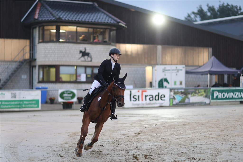 Die besten Fotos vom Flutlichtspringen bei den Vinnumer Reitertagen.