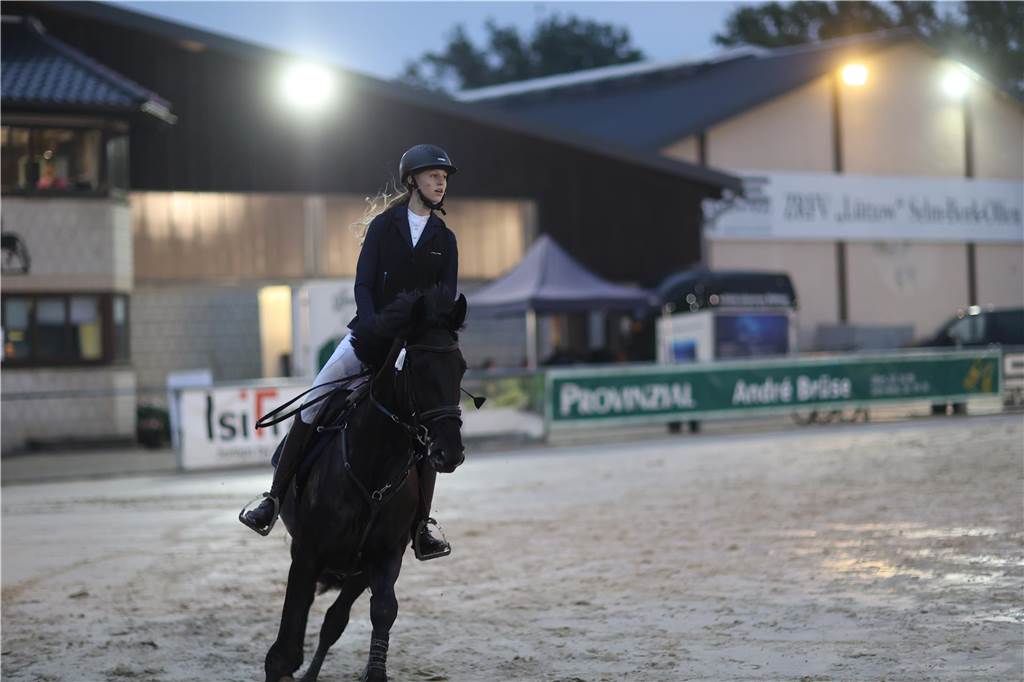 Die besten Fotos vom Flutlichtspringen bei den Vinnumer Reitertagen.