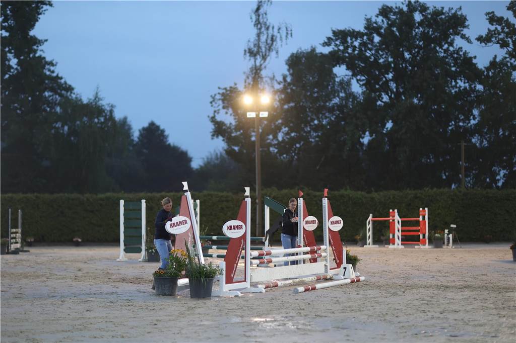 Die besten Fotos vom Flutlichtspringen bei den Vinnumer Reitertagen.