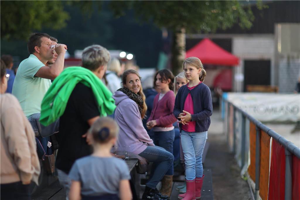 Die besten Fotos vom Flutlichtspringen bei den Vinnumer Reitertagen.