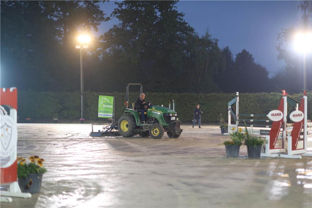Die besten Fotos vom Flutlichtspringen bei den Vinnumer Reitertagen.