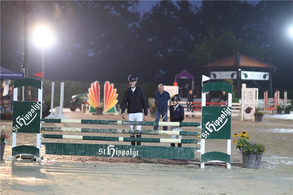 Die besten Fotos vom Flutlichtspringen bei den Vinnumer Reitertagen.