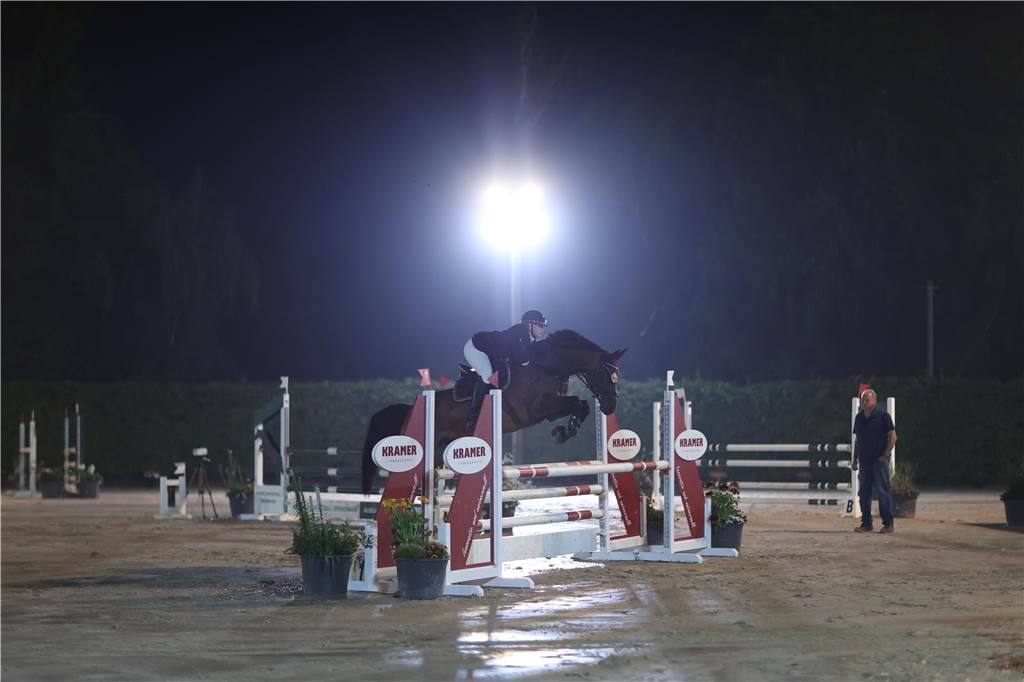 Die besten Fotos vom Flutlichtspringen bei den Vinnumer Reitertagen.