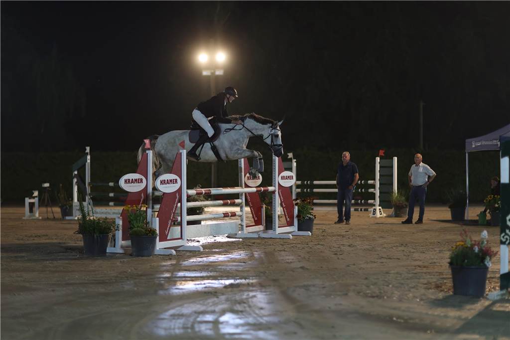 Die besten Fotos vom Flutlichtspringen bei den Vinnumer Reitertagen.
