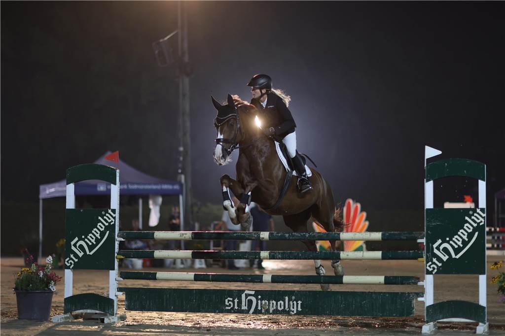 Die besten Fotos vom Flutlichtspringen bei den Vinnumer Reitertagen.