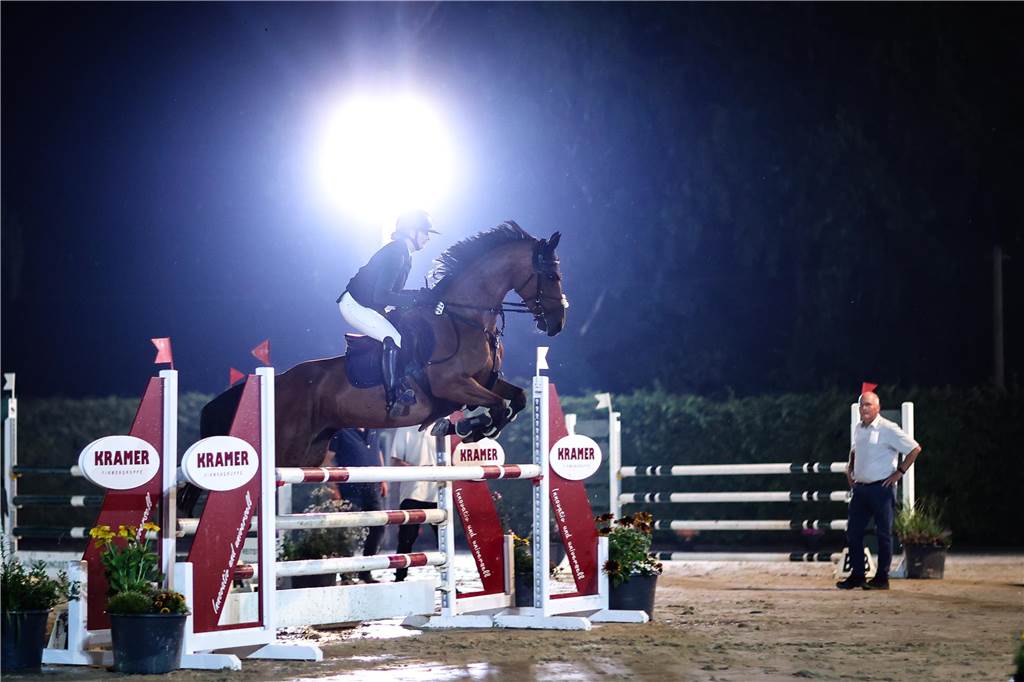 Die besten Fotos vom Flutlichtspringen bei den Vinnumer Reitertagen.
