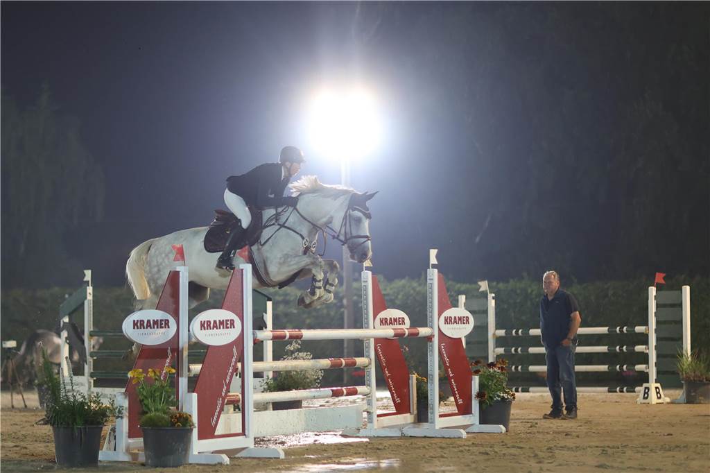 Die besten Fotos vom Flutlichtspringen bei den Vinnumer Reitertagen.