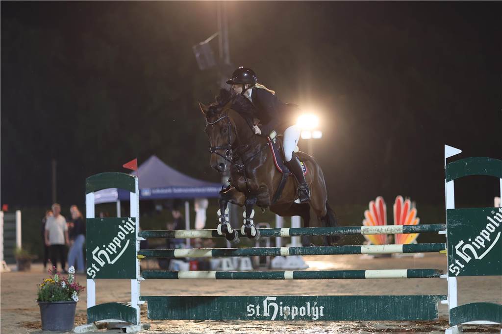 Die besten Fotos vom Flutlichtspringen bei den Vinnumer Reitertagen.