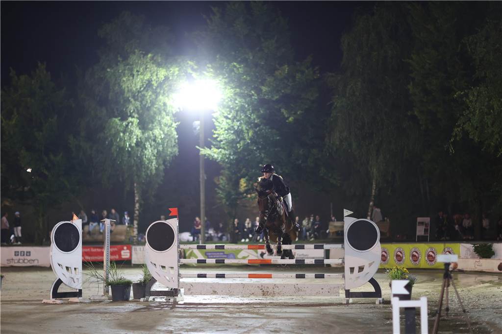 Die besten Fotos vom Flutlichtspringen bei den Vinnumer Reitertagen.
