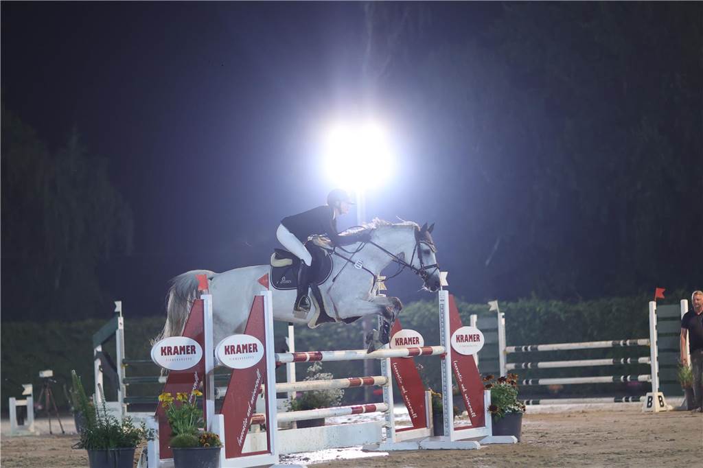 Die besten Fotos vom Flutlichtspringen bei den Vinnumer Reitertagen.
