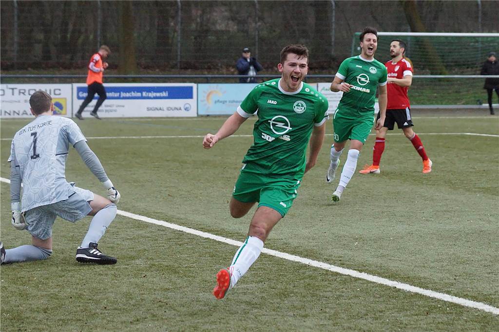 Die besten Fotos vom Fußball-Wochenende.