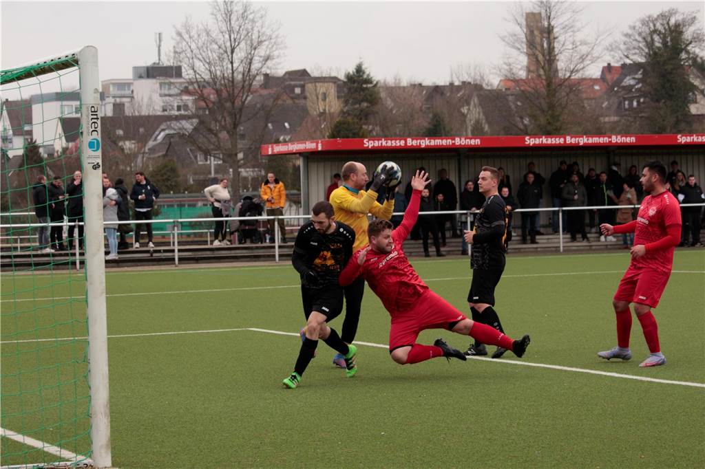 Die besten Fotos vom Fußball-Wochenende.