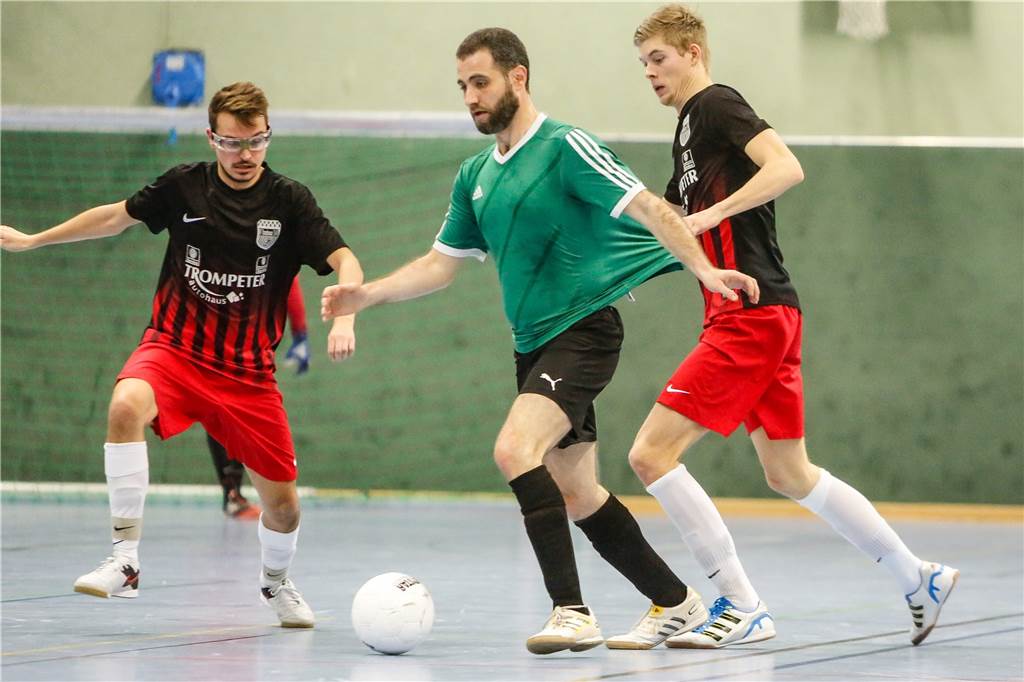 Dortmunder Traditionsklub kann aufsteigen – vier Spieler wechselten zum größten Rivalen Die besten Zeiten der SG Lütgendortmund, hier bei der Hallenstadtmeisterschaft gegen den BV Brambauer, liegen in der Vergangenheit.