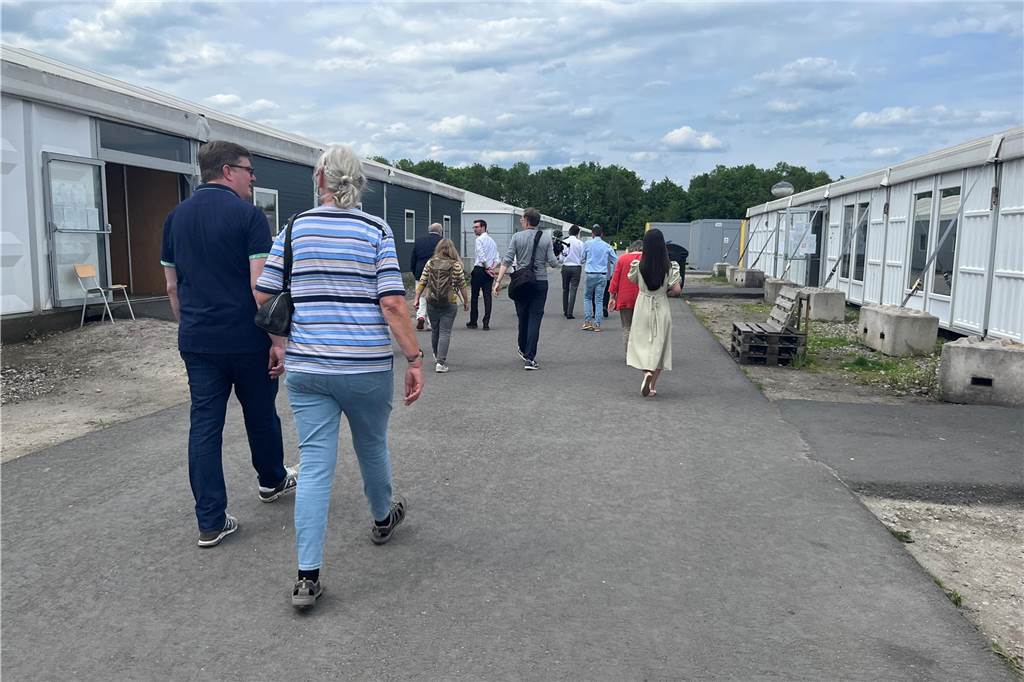 Die Besucher beim Gang durch die Notunterkunft in Castrop-Rauxel.