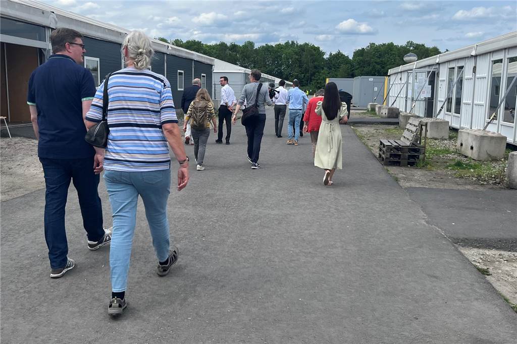 Die Besucher beim Gang durch die Notunterkunft in Castrop-Rauxel.