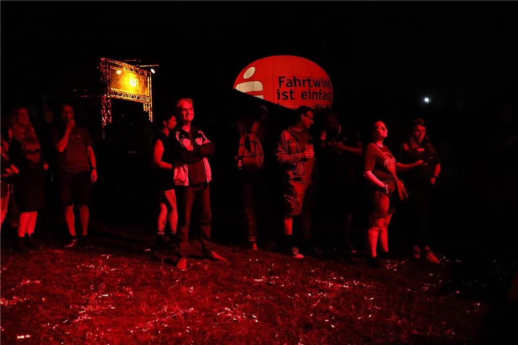 Die Besucher beim Red Balloon Festival genossen am Eröffnungsabend (2.8.) die gute Stimmung und den Mix unterschiedlicher Musikrichtungen.