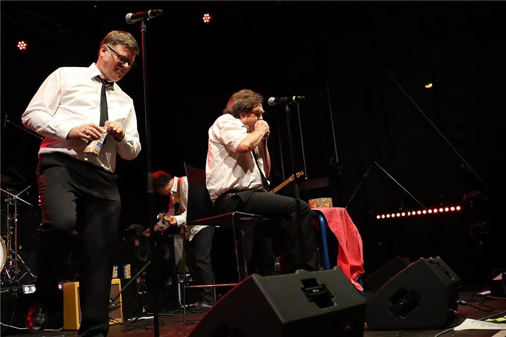 Die Besucher beim Red Balloon Festival genossen am Eröffnungsabend (2.8.) die gute Stimmung und den Mix unterschiedlicher Musikrichtungen.