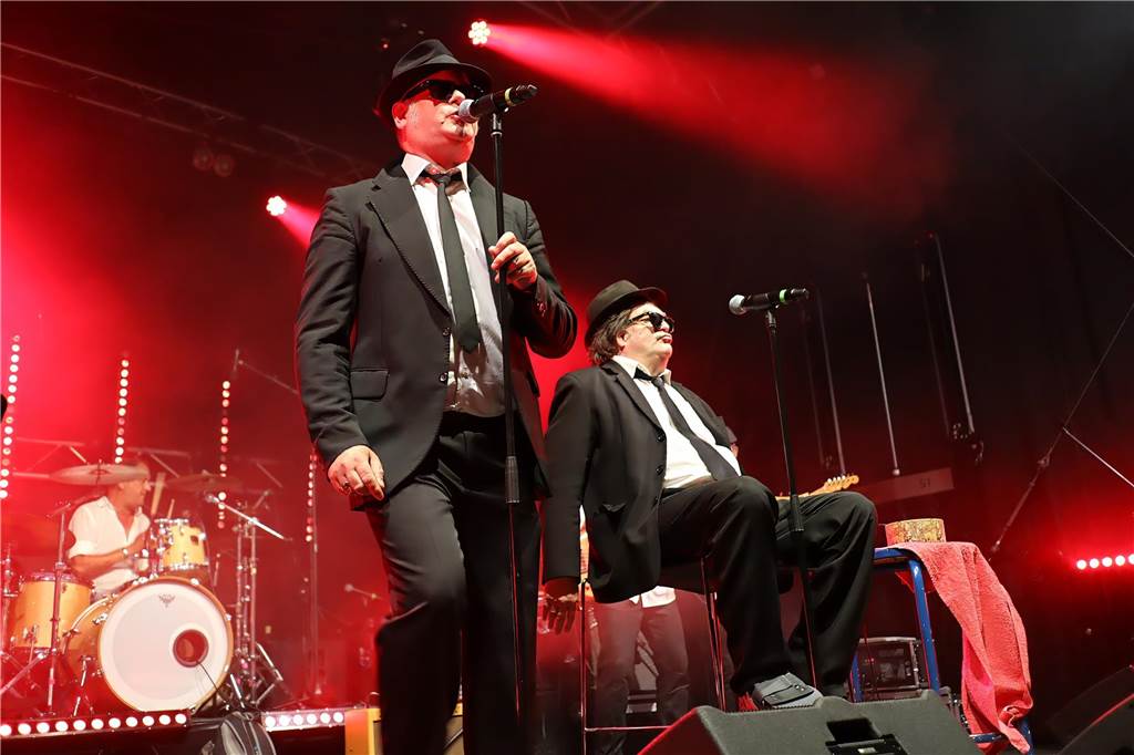 Die Besucher beim Red Balloon Festival genossen am Eröffnungsabend (2.8.) die gute Stimmung und den Mix unterschiedlicher Musikrichtungen.