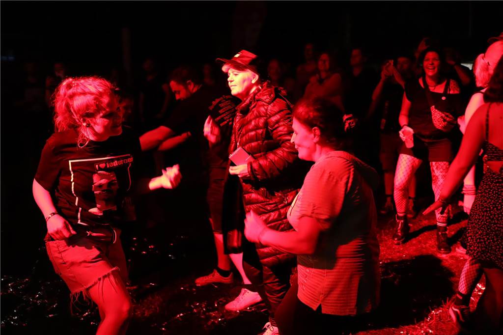 Die Besucher beim Red Balloon Festival genossen am Eröffnungsabend (2.8.) die gute Stimmung und den Mix unterschiedlicher Musikrichtungen.