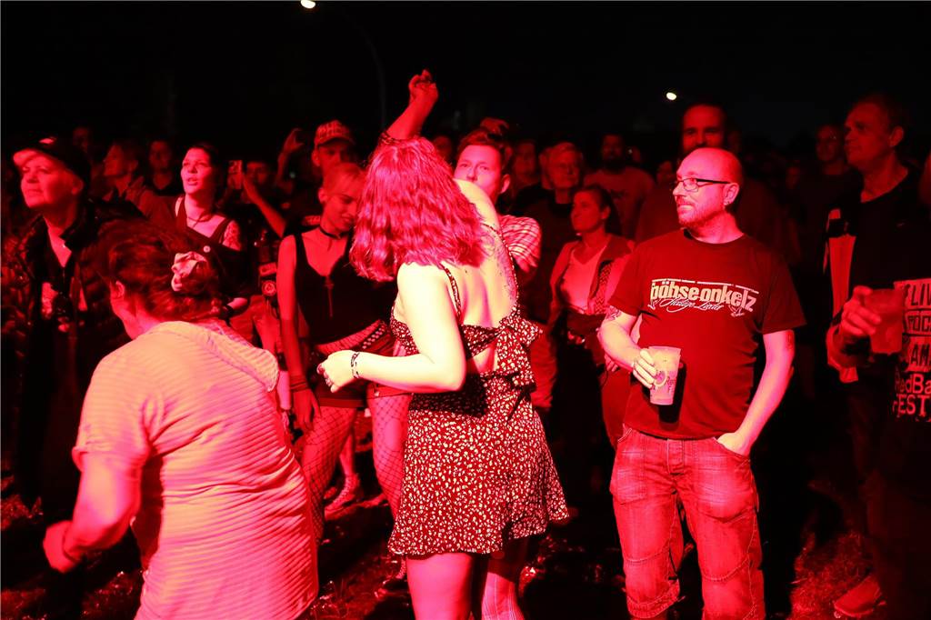 Die Besucher beim Red Balloon Festival genossen am Eröffnungsabend (2.8.) die gute Stimmung und den Mix unterschiedlicher Musikrichtungen.