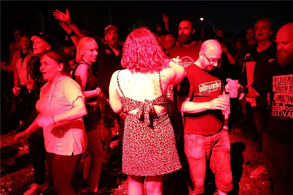 Die Besucher beim Red Balloon Festival genossen am Eröffnungsabend (2.8.) die gute Stimmung und den Mix unterschiedlicher Musikrichtungen.